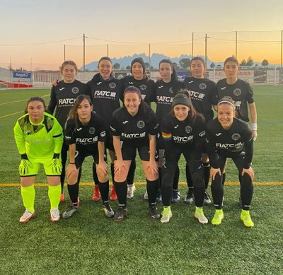 El FC Pirineus al camp de la Pirinaica, amb Montserrat de fons (Foto: FC Pirineus)