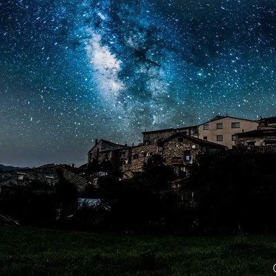 Panoràmica del cel de Vilaller a la nit (Foto: ACN)