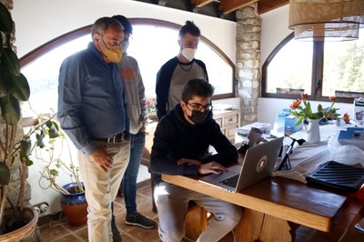 El propietari de Mas Merolla de Gombrèn (Ripollès) i membres del Projecte 4 Estacions durant la instal·lació de les càmeres (Foto: ACN)