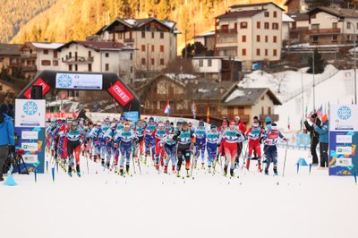 Sortida en massa de la prova de 20 km femenins dels Mundials U23 d'esquí de fons, a Schilpario (Foto: FAE)