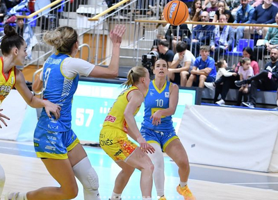 Violeta Verano, en una jugada d'atac del duel Cadí La Seu-Spar Girona al Palau d'Esports (Foto: Agustí Peña)
