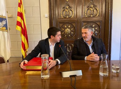 Miquel Sàmper conversa amb Joan Barrera després de signar al Llibre d’Honor de la Seu