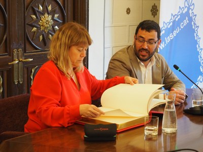 Signatura del llibre vermell per part de la consellera de Cultura, Natàlia Garriga