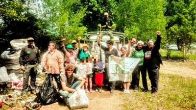 Neteja al pantà d'Oliana, en el marc de la campanya 'Let's Clean Up Europe!' (Foto: ERC Alt Urgell)