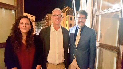 Xavier Antich, amb Sílvia Iscla i Albert Batalla, al balcó de l'Ajuntament de la Seu