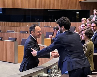 Xavier Espot saluda el cap de l'oposició, Cerni Escalé, després de ser reelegit com a cap de Govern d'Andorra (Foto: Consell General d'Andorra)