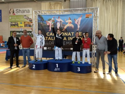 Abril López, subcampiona de Catalunya de karate en kumite juvenil